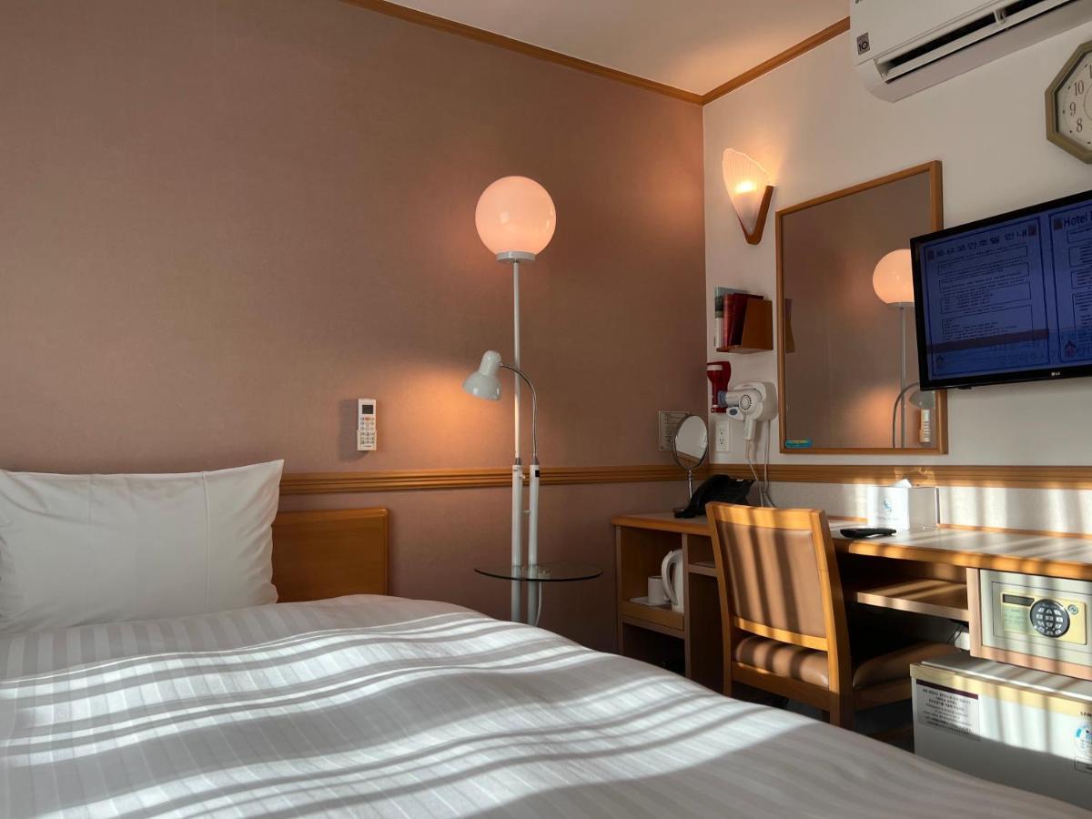 Toyoko Inn Busan Seomyeon Bagian luar foto